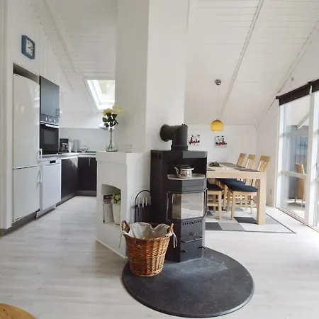 Four Bedroom Holiday In Skjern 度假居 灵克宾